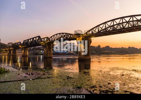 Il ponte sul fiume Kwai costruito durante la seconda guerra mondiale È un luogo importante e una destinazione per i turisti da tutto il mondo. Tramonto o alba Foto Stock