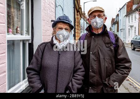 Anziani residenti in strada che indossano maschere facciali protettive contro il virus COVID-19, Lewes, Sussex, Regno Unito Foto Stock