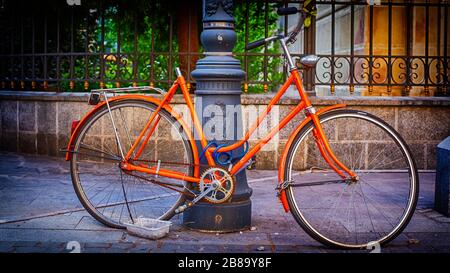 Biciclette d'epoca in splendidi colori per le strade. Foto Stock