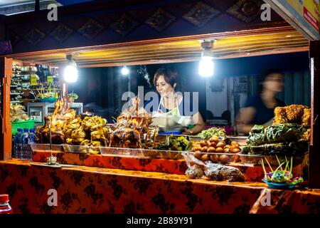 Un ristorante di strada al mercato Notturno di Gianyar, Bali, Indonesia. Foto Stock