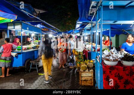 Bancarelle di Street food al mercato notturno di Gianyar, Bali, Indonesia. Foto Stock