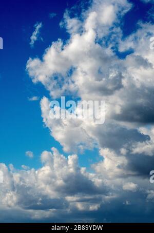 Le nubi bianche si formano in un cielo blu profondo sopra il Michigan USA Foto Stock