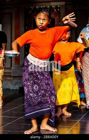 Alle giovani ragazze balinesi viene insegnata la danza tradizionale al Palazzo Ubud, Ubud, Bali, Indonesia. Foto Stock