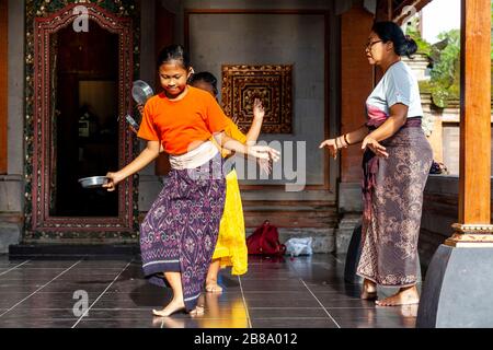 Alle giovani ragazze balinesi viene insegnata la danza tradizionale al Palazzo Ubud, Ubud, Bali, Indonesia. Foto Stock