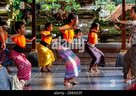 Alle giovani ragazze balinesi viene insegnata la danza tradizionale al Palazzo Ubud, Ubud, Bali, Indonesia. Foto Stock