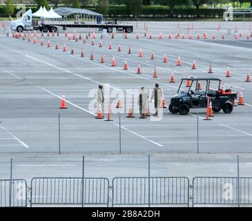 Miami, Stati Uniti. 20 Marzo 2020. Il corpo degli ingegneri dell'esercito ha istituito un parcheggio per i test di Coronavirus e la messa in scena della Guardia Nazionale della Florida all'Hard Rock Stadium venerdì 20 marzo 2020 a Miami, Florida. Questo sito di test è programmato per gestire i residenti dell'area di Miami per aiutare a identificare la Pandemia di Coronavirus. Foto di Gary i Rothstein/UPI Credit: UPI/Alamy Live News Foto Stock