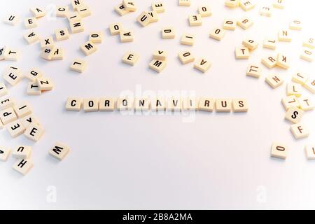 Concetto di coronavirus con lettere Scrabble su sfondo bianco Foto Stock