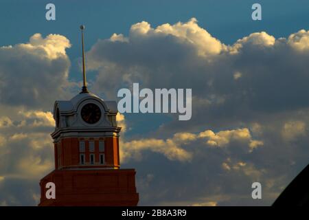 Sito storico Randall County Courthouse Torre dell'orologio, cielo blu, e nuvole, Canyon, Texas. Foto Stock