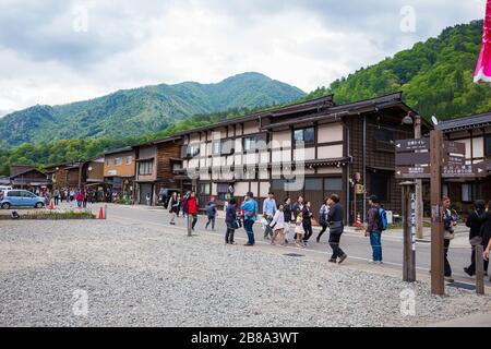 GIFU, GIAPPONE-MAGGIO 9,2015: Turisti a piedi intorno tradizionale e storico villaggio giapponese Shirakawago. Nella prefettura di Gifu Giappone, Gokayama è stato in Foto Stock