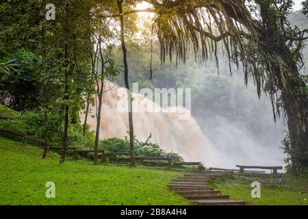 Cascata nella foresta profonda al Wachirathan cascata Doi Inthanon National Park, Chiang mai, Thailandia Foto Stock