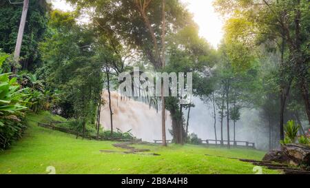 Cascata nella foresta profonda al Wachirathan cascata Doi Inthanon National Park, Chiang mai, Thailandia Foto Stock