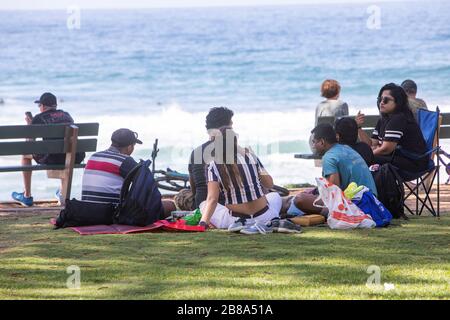 Sydney, Australia. 21 Mar 2020. Avalon Beach, Sydney, Australia. Sabato 21 marzo 2020. I residenti di Sydney si riuniscono a stretto contatto per un pic-nic ad Avalon Beach nonostante gli avvertimenti di rimanere a 1,5 metri di distanza. Credit: martin Bberry/Alamy Live News Foto Stock