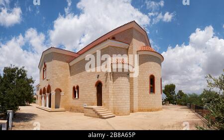 Il Tempio dei tre Gerarchi (Basilio il Grande, Gregorio il Teologo e Giovanni Crisostomo), di nuova costruzione e moderna, si trova in Foto Stock