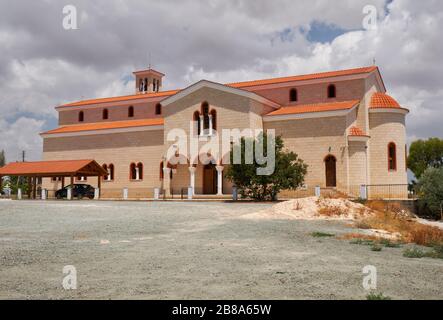 Il Tempio dei tre Gerarchi (Basilio il Grande, Gregorio il Teologo e Giovanni Crisostomo), di nuova costruzione e moderna, si trova in Foto Stock