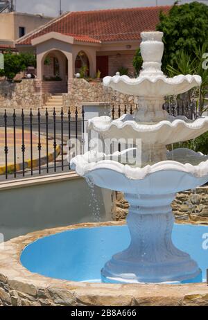 Fontana d'acqua ad albero di marmo vicino alla chiesa della Sacra Gerarchia. Livadia, Larnaca. Cipro. Foto Stock