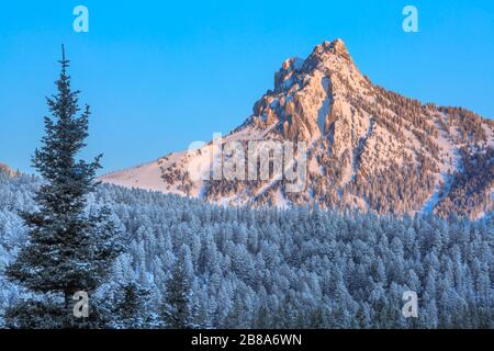 prima luce sul picco ross nella gamma bridger in inverno vicino a bozeman, montana Foto Stock