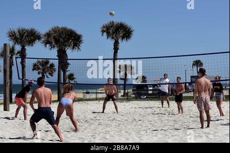 Florida, Stati Uniti. 20 Marzo 2020. 20 marzo 2020 - Daytona Beach, Florida, Stati Uniti - la gente gioca a pallavolo durante la pausa primaverile il 20 marzo 2020 a Daytona Beach, Florida dopo che il governatore Ron DeSantis ha rifiutato di ordinare le spiagge dello stato chiuso come il numero di casi COVID-19 aumenta. Funzionari locali hanno chiuso altre spiagge della Florida, comprese quelle di Miami, ft. Lauderdale e Tampa. Credit: Paul Hennessy/Alamy Live News Foto Stock