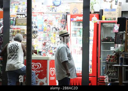 Rio de Janeiro, Brasile. 20 Marzo 2020. (INT) .vuoto Rio de Janeiro di notte in mezzo Coronavirus. 20 marzo 2020, Rio de Janeiro, Brasile: Movimento in una città vuota di notte con molti bar chiusi, e poco traffico, dove le persone senza casa guardano il paesaggio questo Venerdì notte (20).Credit:Fausto Maia/Thenews2 Credit: Fausto Maia/TheNEWS2/ZUMA Wire/Alamy Live News Foto Stock