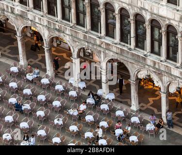 Affacciato su un caffè all'aperto in Piazza San Marcos, Venezia, Italia. Foto Stock