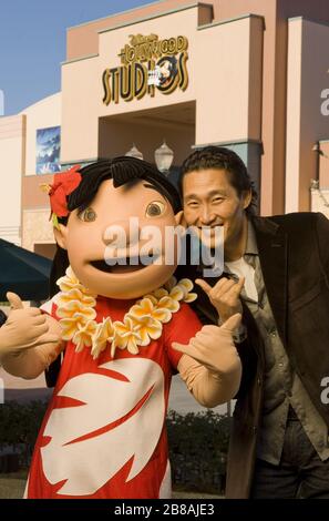 Lake Buena Vista, Stati Uniti. 9 maggio 2011. L'attore Daniel Dae Kim, star della serie ABC "Lost" e attualmente protagonista della nuova serie CBS "Hawaii Five-0", pone il 28 dicembre 2010 con LILO di Disney "LILO e Stitch" presso gli Hollywood Studios Disney a Lake Buena Vista, Flag. Kim, Nato in Corea del Sud e cresciuto a New York e in Pennsylvania, vive attualmente alle Hawaii. Credit: Storms Media Group/Alamy Live News Foto Stock