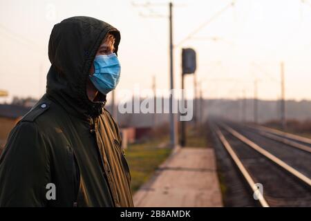 Focolaio di coronavirus mortale, malattia respiratoria mortale in Russia, Ucraina.Concept: Virus cinese covid-19. Guy, un uomo in una maschera medica sul plat Foto Stock