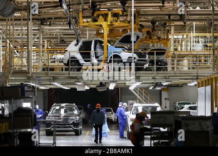 Pechino, Cina. 27 febbraio 2020. I lavoratori sono visti in una fabbrica della SAIC Motor a Pudong nuovo distretto di Shanghai, Cina orientale, 27 febbraio 2020. Credit: Ding Ting/Xinhua/Alamy Live News Foto Stock