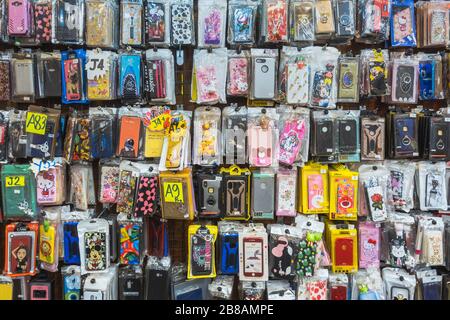 NAHKON PATHOM THAILANDIA - 16 NOVEMBRE : esposizione di vari telefoni cellulari coperti in plastica imballaggio per la vendita. Sul mercato locale il 16 novembre 2019 in Foto Stock