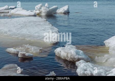 Deriva di ghiaccio di primavera sul fiume Volga. Foto Stock