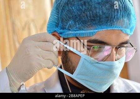 Nagaon/ India- un medico in maschera uniforme prima di assistere i pazienti in ospedale. Foto Stock