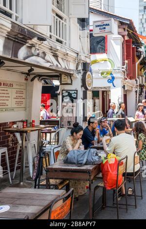 Singapore - 6 Luglio 2019: Turisti in Haji Lane nel quartiere Arabo. La zona è popolare tra i turisti Foto Stock