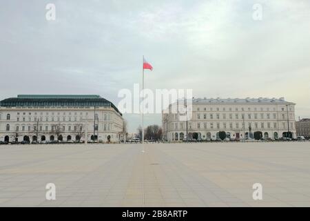 Varsavia, Polonia. 20 Marzo 2020. Foto scattata il 20 marzo 2020 mostra la Piazza Pilsudski a Varsavia, Polonia. Il primo ministro polacco Mateusz Morawiecki ha detto venerdì che la Polonia ha introdotto uno stato di emergenza epidemica per frenare la diffusione del romanzo coronavirus. Il primo ministro ha anche annunciato l'introduzione di sanzioni più severe per la violazione delle norme sulla quarantena e per il monitoraggio dell'ubicazione delle persone in quarantena. Il numero di casi confermati di coronavirus in Polonia è salito a 425 e cinque persone sono morte a causa del COVID-19, il Ministero della Sanità Polacco ha annunciato sul credito Frid: Xinhua/Alam Foto Stock