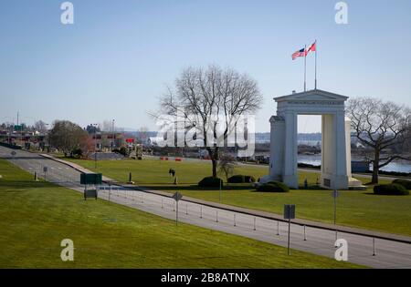 Vancouver, Canada. 20 Marzo 2020. La strada vuota al porto degli Stati Uniti d'entrata in Blaine di Washington state è vista al valico di frontiera Douglas-Peace Arch in Surrey, Canada, 20 marzo 2020. Il primo ministro canadese Justin Trudeau ha annunciato che il confine tra Canada e Stati Uniti chiuderà il viaggio non essenziale a mezzanotte di venerdì ed entrambi i paesi torneranno indietro i richiedenti asilo che attraversano il confine. Credit: Liang Sen/Xinhua/Alamy Live News Foto Stock