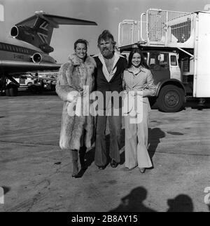 La cantante americana Kenny Rogers all'aeroporto di Heathrow di Londra quando è arrivato con le sue due donne preferite - la sua sposa di poche settimane, la star della televisione Marianne Gordon (a sinistra) e l'incantevole Crystal Gayle per un tour di concerto Foto Stock