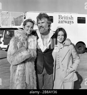 La cantante americana Kenny Rogers all'aeroporto di Heathrow di Londra quando arrivò con le sue due donne preferite - la sua sposa di poche settimane, la star della televisione Marianne Gordon (a sinistra) e l'incantevole Crystal Gayle. Foto Stock