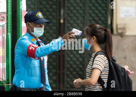 Bangkok, Bangkok, Thailandia. 21 Mar 2020. I passeggeri che entrano nella storica stazione ferroviaria Hualumphong di Bangkok hanno la loro temperatura controllata dai controlli di sicurezza prima di procedere alla stazione. Il numero di casi confermati di Covid-19 in Thailandia è salito a 411 da 322 overnight, il più grande aumento quotidiano visto nel paese dall'inizio dell'epidemia. Credit: Adryel Talamantes/ZUMA Wire/Alamy Live News Foto Stock