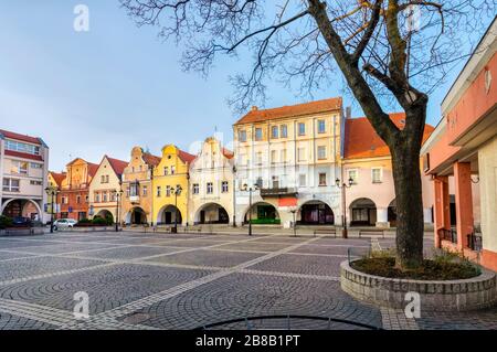 Jawor, Polonia. Vecchie case storiche tradizionali colorate sulla piazza Rynek (mercato) Foto Stock