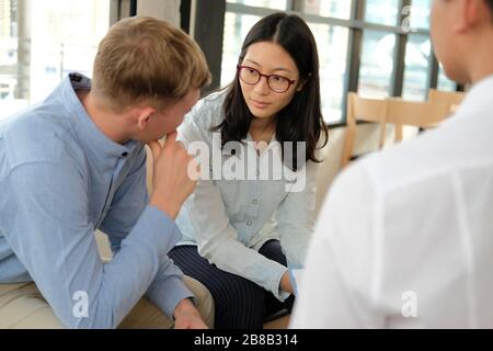 phychiatrist phychologist counselor terapeuta consulenza dando rapporto di consulenza a coppia. terapia di consiglio di matrimoni Foto Stock