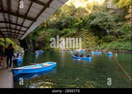 Noleggio barche per i turisti a Takachiho Gorge Foto Stock