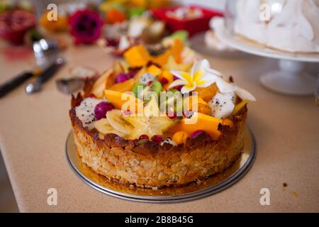 Processo di cottura della torta con frutta fresca Foto Stock
