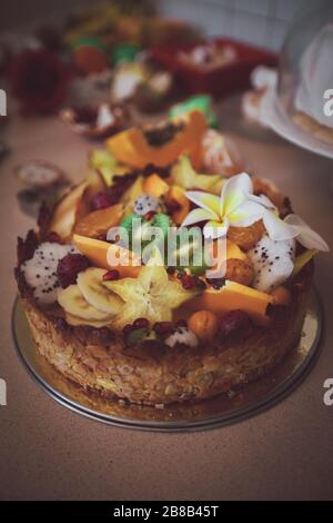 Processo di cottura della torta con frutta fresca Foto Stock