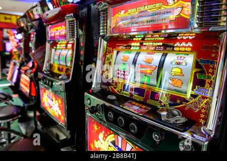 Slot machine giapponese Pachinko a Yodobashi, Hakata Foto Stock