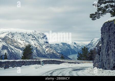 Vicino al punto di osservazione di Stegastein sopra Aurlandsfjord in Norvegia. Foto Stock