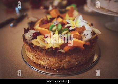 Processo di cottura della torta con frutta fresca Foto Stock