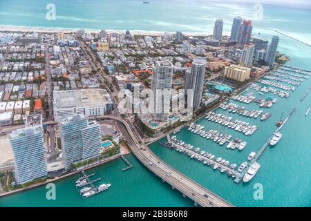 Miami Canal, MacArthur Causeway e South Pointe Park, vista dall'elicottero. Foto Stock