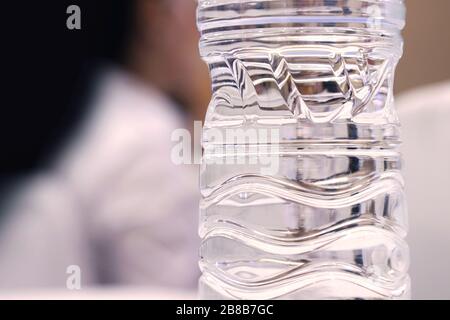 Bottiglia d'acqua trasparente, superficie in plastica trasparente, struttura in plastica Foto Stock