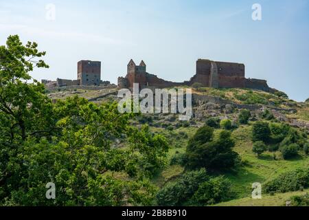 Hammershus, Bornholm / Danimarca - Luglio 29 2019: Vecchia fortificazione sull'isola danese di Bornholm con le rovine sulla cima di una collina Foto Stock