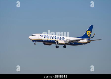 Monaco di Baviera, Germania - 27. Febbraio 2019 : Ryanair Boeing 737-8AS con la registrazione aerea EI-DCM in avvicinamento alla pista nord 26R della M. Foto Stock