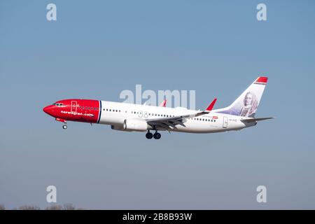 Monaco di Baviera, Germania - 27. Febbraio 2019 : Norwegian Boeing 737-8JP con la registrazione di velivolo LN-DYE in avvicinamento alla pista nord 26R del Foto Stock