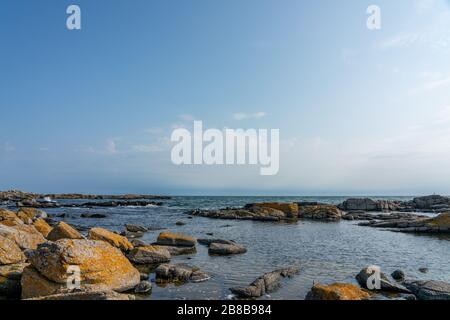 Svaneke, Bornholm / Danimarca - Luglio 29 2019: Costa rocciosa a Bornholm con il mar baltico Foto Stock