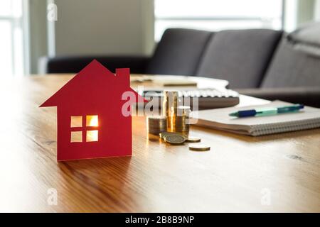 Risparmio per la casa, acquisto di case, immobiliare o concetto di beneficio di alloggio. Contando denaro per affitto, ipoteca o assicurazione. Pianificazione futura e finanziaria. Foto Stock